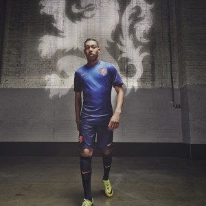 开云权威入口-步行者投放“城市篮球主题电车”，成为新打卡地标，电动篮球