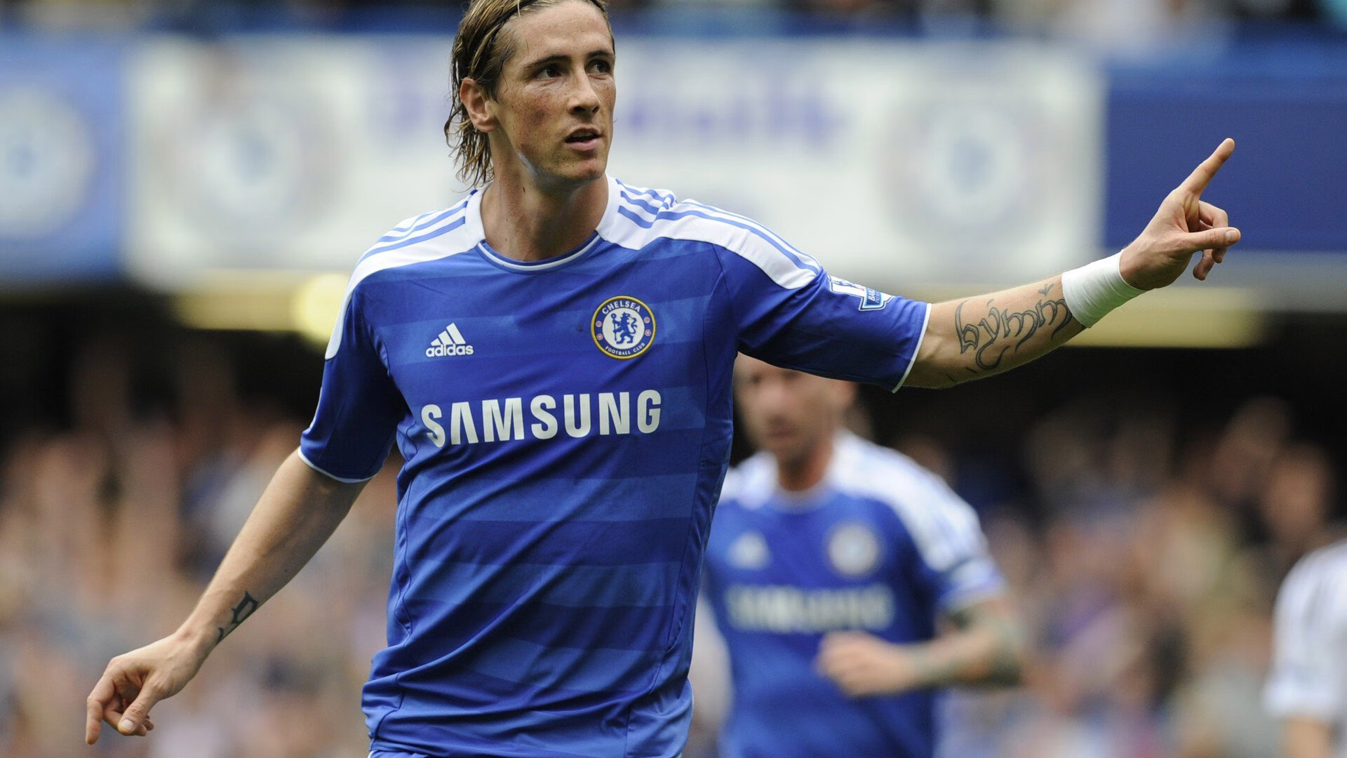 “未来之星:青少年足球运动员崭露头角”,未来之星足球队的教练和小队员正在研究