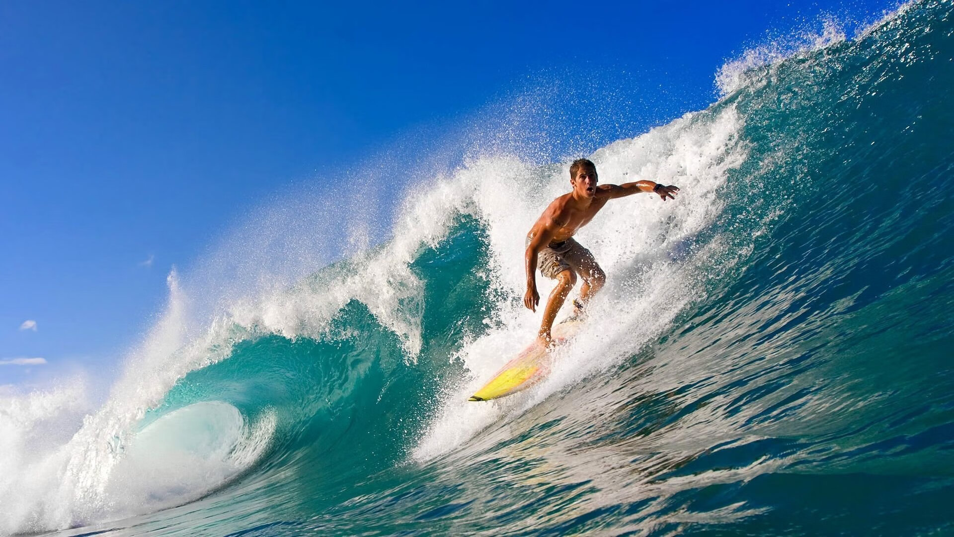 传统皮划艇竞技展，水上技术的精彩比拼，皮划艇视频比赛